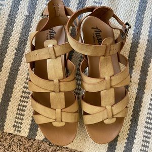 Cute & comfy! Size 9, great in the rain or sun.